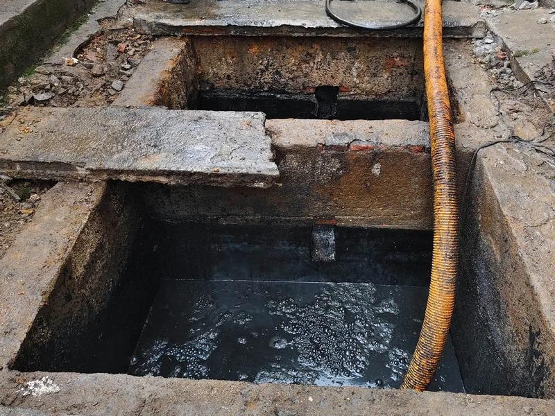 劝业路清理化粪池